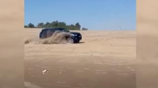 Съботна подборка от зрелищни ВИДЕА: Шофьор влезе с Range Rover на плажа, но му се стъжни