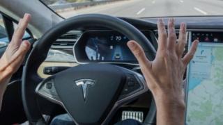 Вижте как автопилотът спаси живота на водач на Tesla ВИДЕО