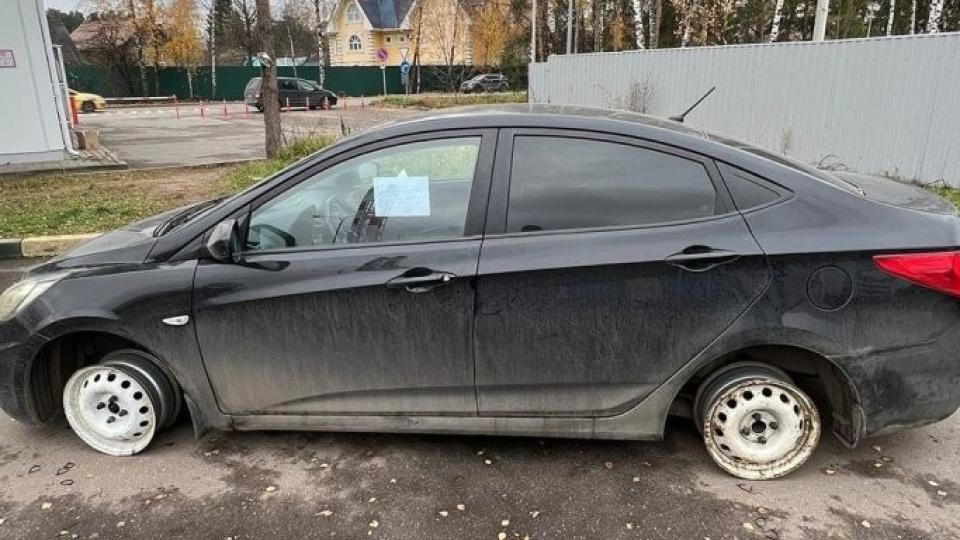 Шофьорка паркира колата си само по джанти и остави интересна бележка на стъклото СНИМКИ