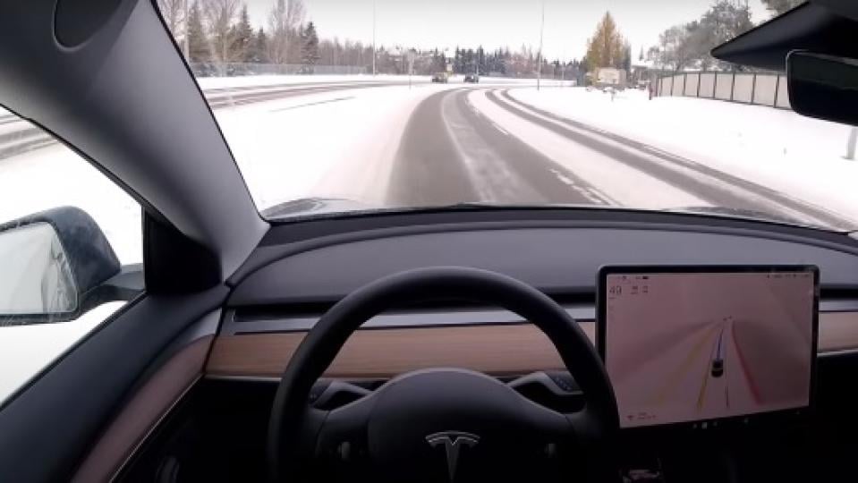 Не е истина как автопилотът на Tesla се обърква по заснежените улици ВИДЕО