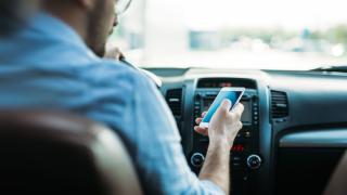 Без мигачи и с телефон в ръка: Пороците на италианските шофьори