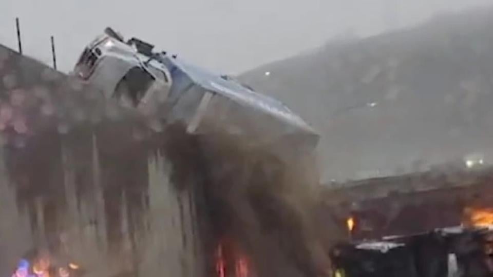 Ужасен инцидент: Камион рухна от мост на мястото на предишно меле ВИДЕО