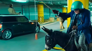 С коне и каруци: Саркастична реклама показа какво ще правят европейците на фона на скъпия бензин ВИДЕО