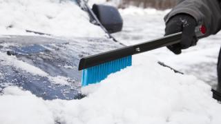 Блогъри създадоха устройство, което само почиства колата ви от сняг ВИДЕО