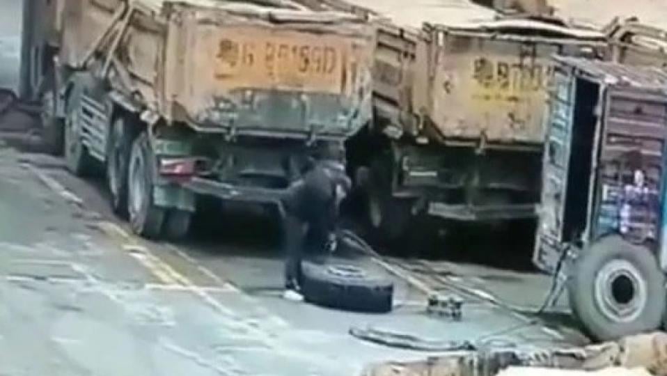 Съботна подборка от зрелищни ВИДЕА: Гума на камион се взриви, докато мъж я помпаше
