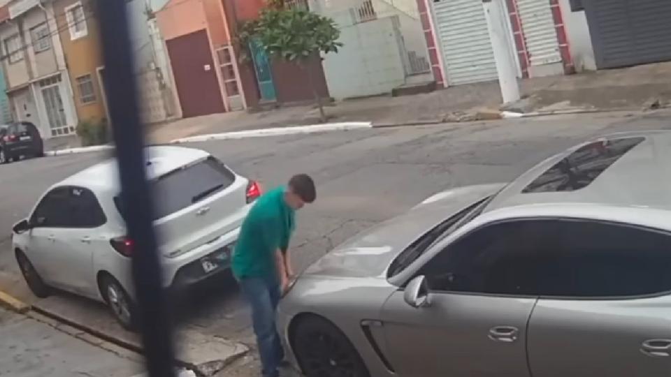 Смелчага краде фаровете на Porsche Panamera за 10 секунди ВИДЕО