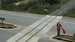 Зрелищно ВИДЕО запечата как влак помете камион на прелез