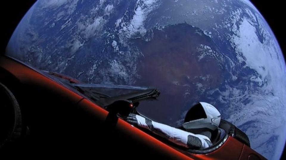 Знаменитата Tesla на Илон Мъск от 5 г. е в космоса, ето къде се намира сега СНИМКИ