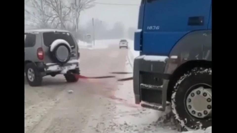 Зрелищно ВИДЕО показва дали Нива може да извади натоварен тир от капана на снежна преспа