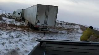 Съботна подборка от зрелищни ВИДЕА: Електромобил извади 17-тонен камион, закъсал в калта