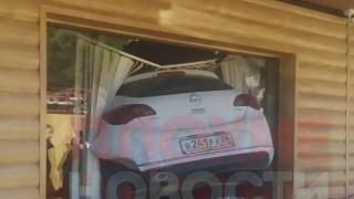 Съботна подборка от зрелищни ВИДЕА: Девойка влетя с колата си през прозореца в жилищна сграда