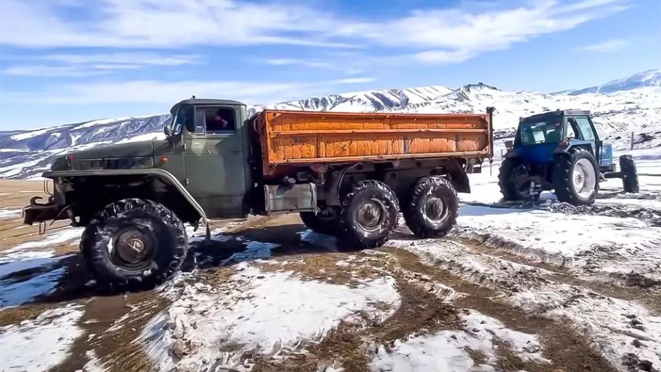 Битка на титани: Урал се дърпа с американски трактор New Holland, кой ще победи? ВИДЕО