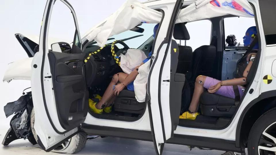 Краш-тест: Да не сте пътник на задната седалка във всички SUV със среден размер ВИДЕО