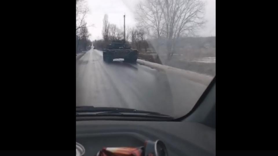 Съботна подборка от зрелищни ВИДЕА: Какво се случва, когато шофьор реши да изпревари танк