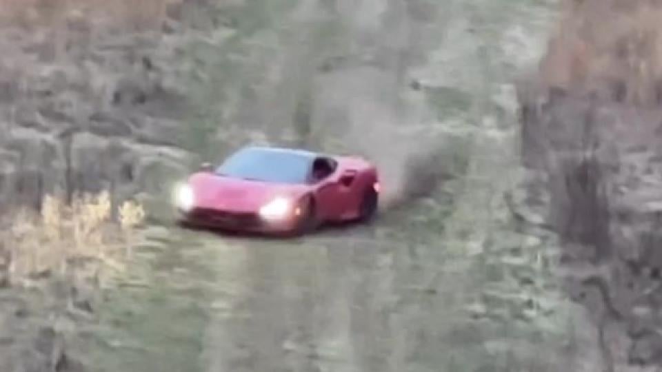 Брутален офроуд с Ferrari F8 Tributo ВИДЕО