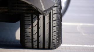 Експерти показаха нагледно защо не трябва да спестяваме от автомобилни гуми ВИДЕО