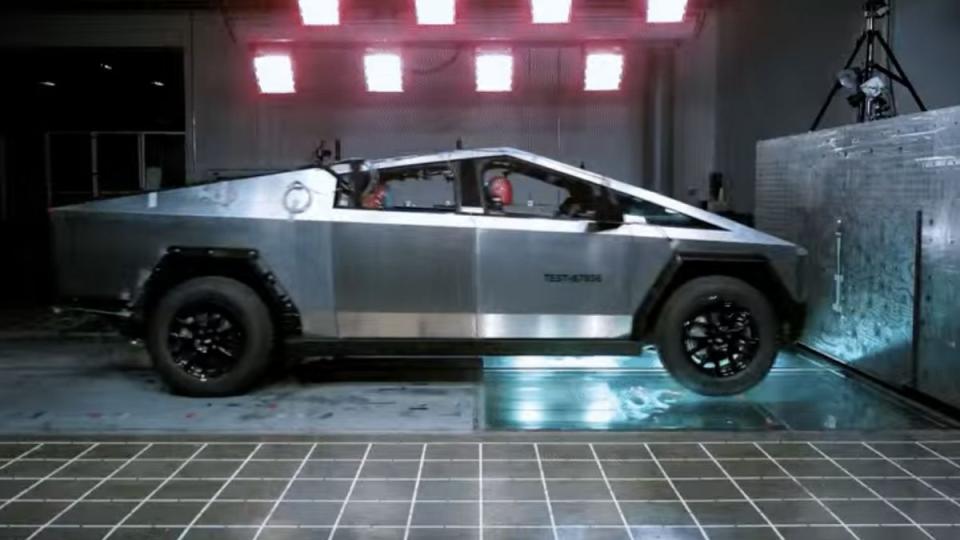 Краш-тест: Блъснаха Tesla  Cybertruck в стена, ето какво се случи ВИДЕО