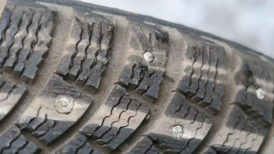 Експерти казаха защо е опасно да караме със зимни гуми през лятото