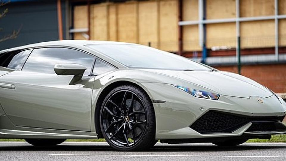 Lamborghini бе полято с кетчуп от деца, а родителите се изцъклиха на сметката за измиването СНИМКА