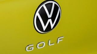 Вижте как изглежда очакваният нов Volkswagen Golf 8 без камуфлаж СНИМКИ