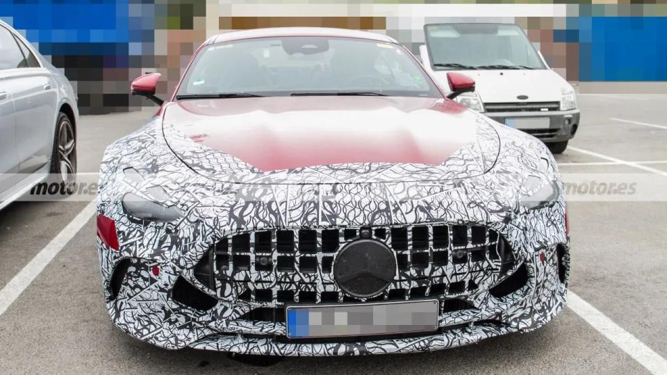 Хибридното купе Mercedes-AMG GT се появи на СНИМКИ: Екстериор и интериор