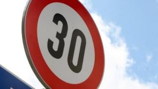 Експерт разясни защо ограничението от 30 км/ч за автомобилите е по-опасно от 50 км/ч