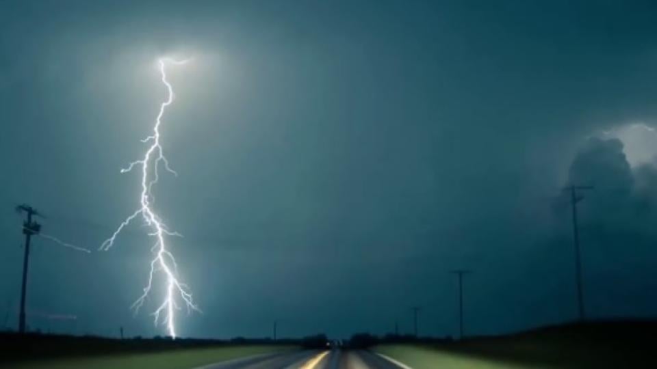 Фаталните грешки, които шофьорите могат да допуснат по време на буря с гръмотевици