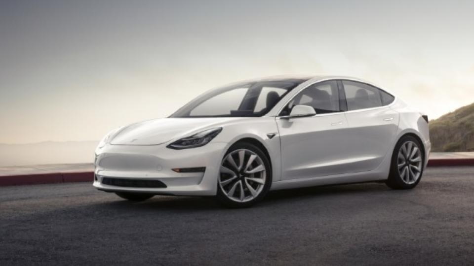 Американец разказа как е успял да намали с $23 500 цената на новата си Tesla