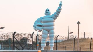 Вижте колко страховит е бил символът на Michelin преди години, а сега е усмихнат и вежлив ВИДЕО