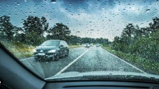 Ето как да действате, ако карате кола при силен дъжд