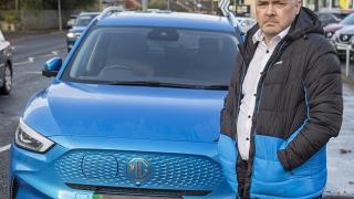 Собственикът на електромобил бе отвлечен от колата си, изживя най-големия си кошмар ВИДЕО