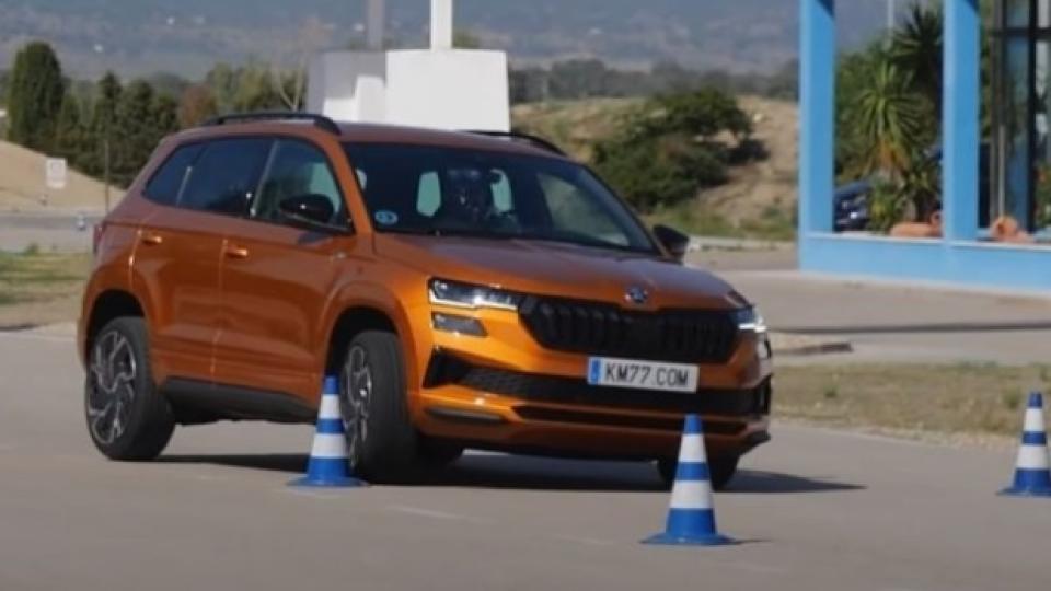 Компактен кросоувър на Skoda се представи страхотно в тест за управление ВИДЕО