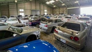 Намериха необичаен склад с десетки автомобили Nissan Skyline GT-R СНИМКИ