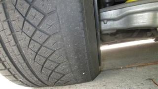 Как да определим повредата на автомобила по износването на гумите