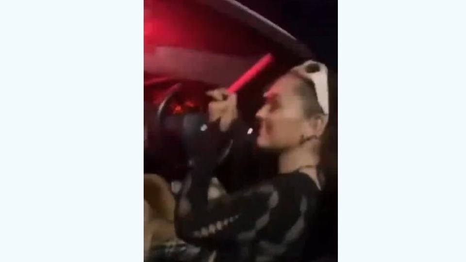 Съботна подборка от зрелищни ВИДЕА: Момиче подкара кабриолет, усмихна се към камерата, но съжали жестоко