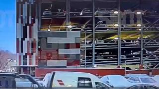 Съботна подборка от зрелищни ВИДЕА: Мъж рухна с колата си от 4-ия етаж на паркинг