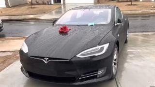 Тийнейджърка получи Tesla като подарък, а след това шокира с постъпката си ВИДЕО