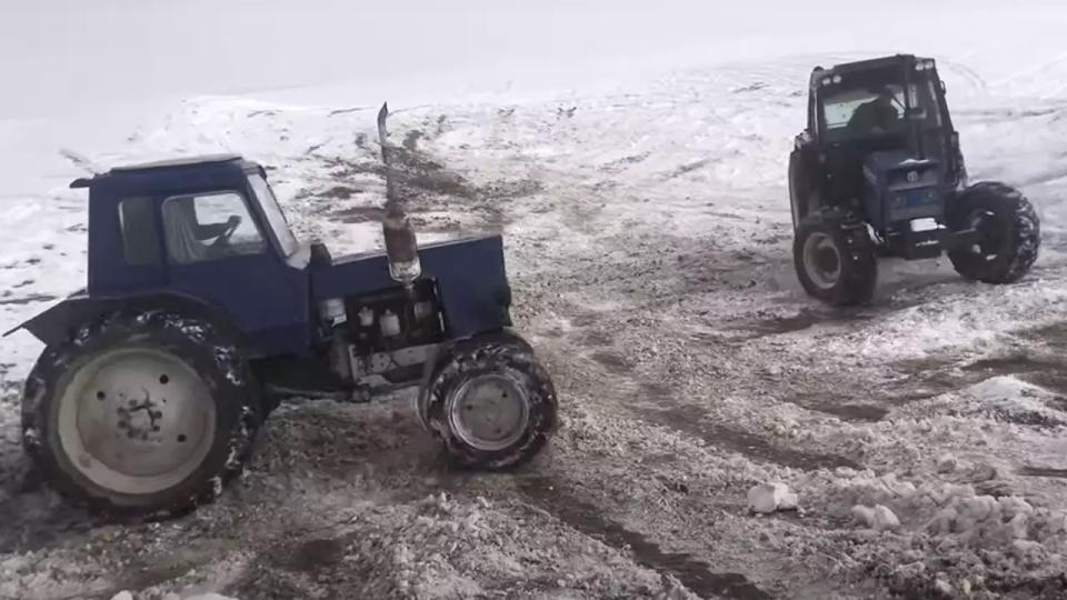 Яростна битка между беларуски и американски трактор на снежен склон ВИДЕО