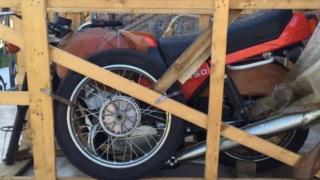 Удивителна находка: Откриха мотоциклет стоял в гаража 30 г. и в заводската опаковка СНИМКИ