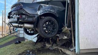 Зрелищна катастрофа: Шофьор с Ford Mustang влетя и се заби в сграда СНИМКИ