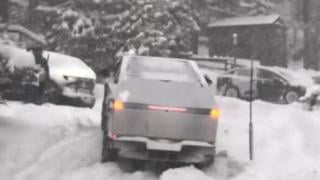 Собственик на Tesla Cybertruck го пробва на сняг, ето какво се случи ВИДЕО