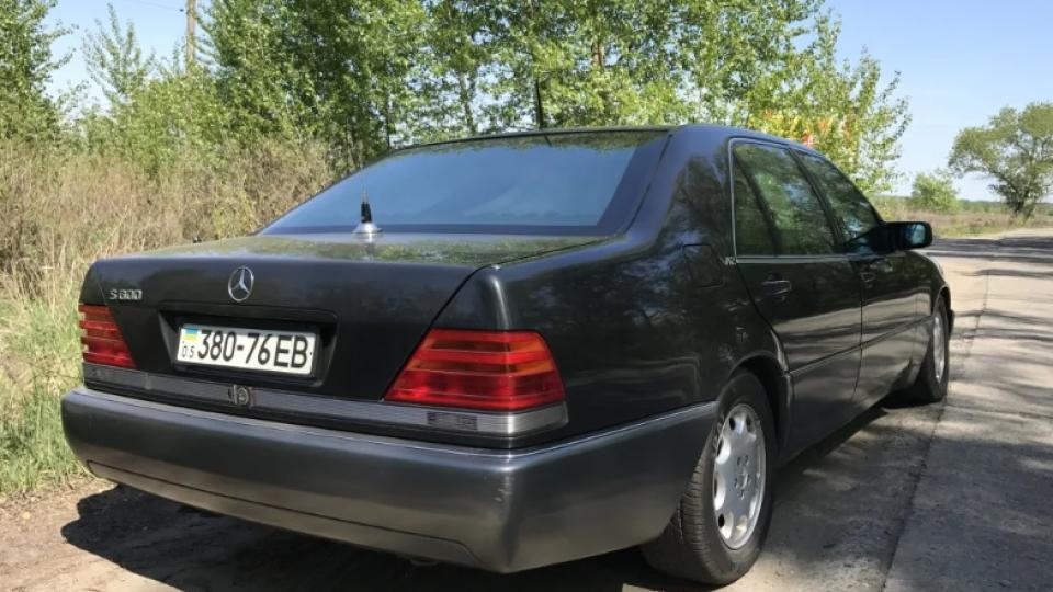 Капсула на времето: Намериха брониран Mercedes от 1994 г., притежаван от политик СНИМКИ