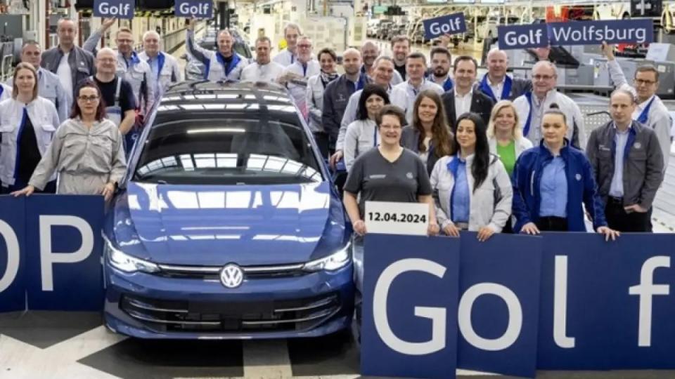 Обновения Volkswagen Golf слезе от поточната линия