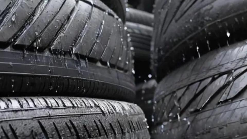 Необходимо ли е да миете гумите на колата преди сезонно съхранение