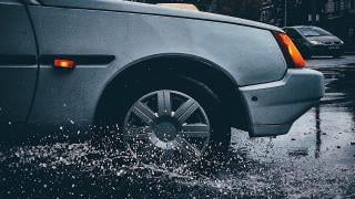 Как да шофирате безопасно в дъжда: 7 правила