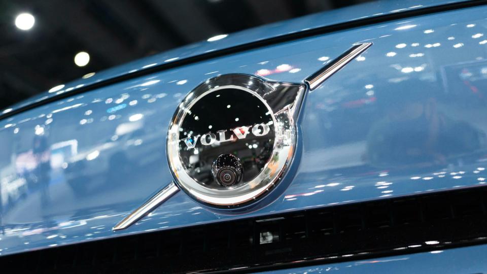 Volvo финтира китайците с хитър трик, ето как пуска най-евтината си кола на ток в Европа