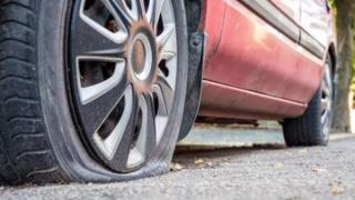 Как да се кара кола със спукана гума: Точен алгоритъм на действията