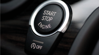 Какво ще се случи с колата, ако натиснете бутона Start-Stop по време на шофиране?