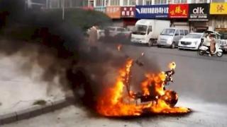 Съботна подборка от зрелищни ВИДЕА: Електрически скутер с мъж се взриви в движение