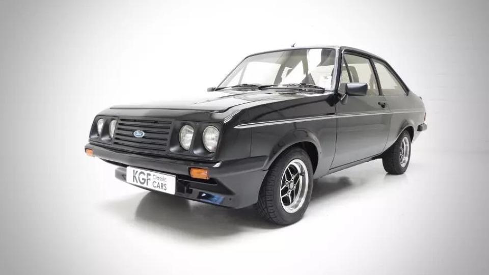 Британец не си кара спортния Ford Escort над 30 години, страх го било от крадци